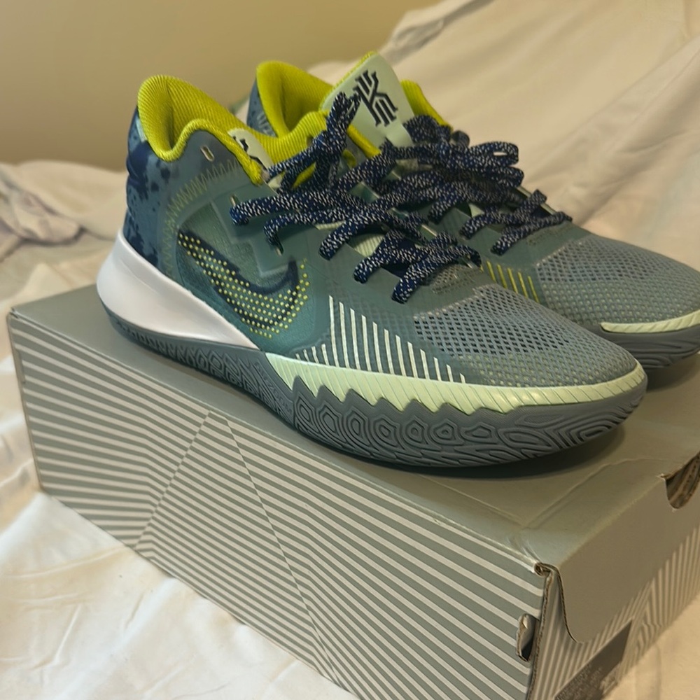 Nike Kyrie Flytrap V ocean colorway 8M